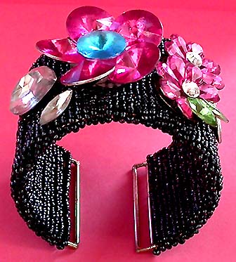 a beautiful vintage costume jewelry bracelet unsigned