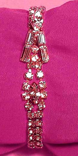 a beautiful vintage costume jewelry bracelet unsigned