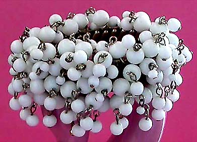 a beautiful vintage costume jewelry bracelet unsigned