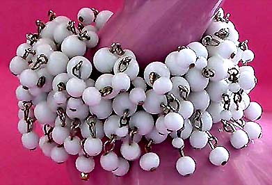 a beautiful vintage costume jewelry bracelet unsigned