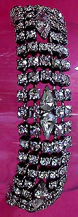 a beautiful vintage costume jewelry bracelet unsigned