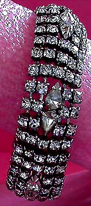 a beautiful vintage costume jewelry bracelet unsigned