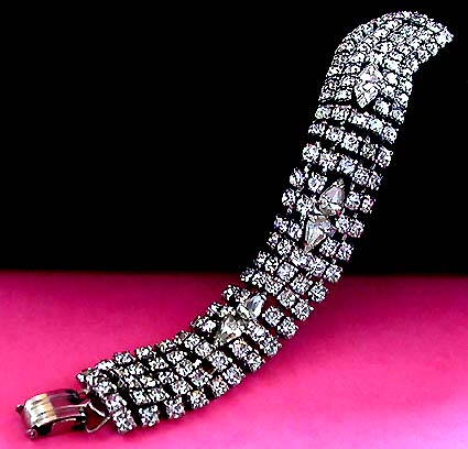 a beautiful vintage costume jewelry bracelet unsigned