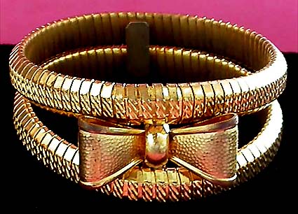 a beautiful vintage costume jewelry bracelet unsigned