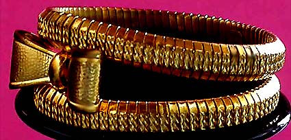a beautiful vintage costume jewelry bracelet unsigned