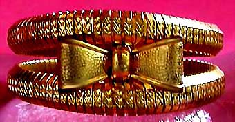 a beautiful vintage costume jewelry bracelet unsigned