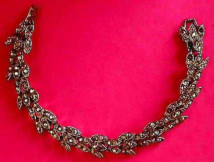 a beautiful vintage costume jewelry bracelet unsigned