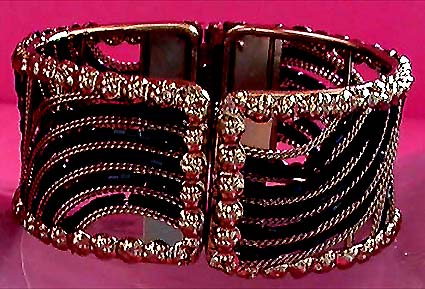 a beautiful vintage costume jewelry bracelet unsigned