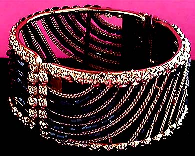 a beautiful vintage costume jewelry bracelet unsigned