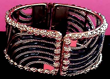 a beautiful vintage costume jewelry bracelet unsigned