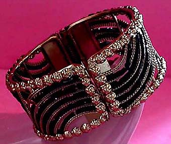 a beautiful vintage costume jewelry bracelet unsigned