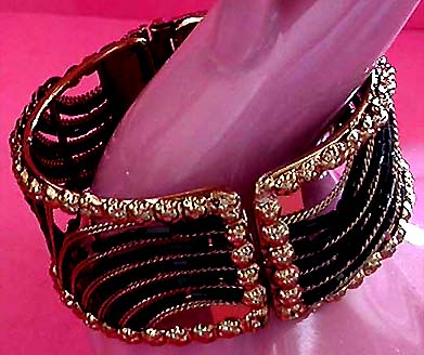 a beautiful vintage costume jewelry bracelet unsigned