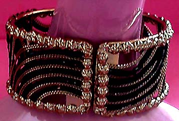 a beautiful vintage costume jewelry bracelet unsigned