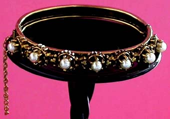 a beautiful vintage costume jewelry bracelet unsigned