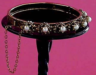a beautiful vintage costume jewelry bracelet unsigned