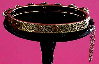 a beautiful vintage costume jewelry bracelet unsigned