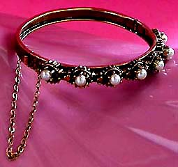 a beautiful vintage costume jewelry bracelet unsigned