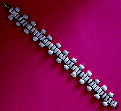 a beautiful vintage costume jewelry bracelet unsigned