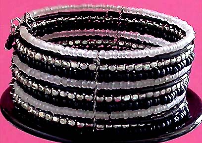 a beautiful vintage costume jewelry bracelet unsigned