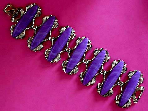 a beautiful vintage costume jewelry bracelet unsigned