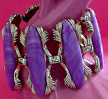 a beautiful vintage costume jewelry bracelet unsigned