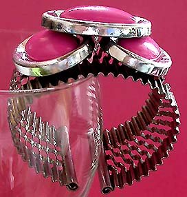 a beautiful vintage costume jewelry bracelet unsigned