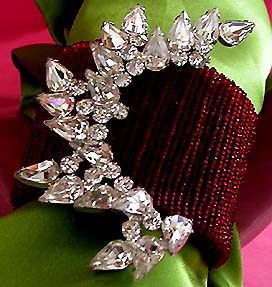 a beautiful vintage costume jewelry bracelet unsigned