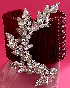 a beautiful vintage costume jewelry bracelet unsigned
