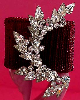 a beautiful vintage costume jewelry bracelet unsigned