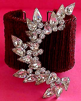 a beautiful vintage costume jewelry bracelet unsigned