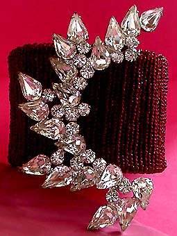 a beautiful vintage costume jewelry bracelet unsigned