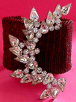 a beautiful vintage costume jewelry bracelet unsigned