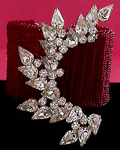 a beautiful vintage costume jewelry bracelet unsigned