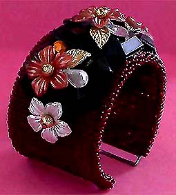 a beautiful vintage costume jewelry bracelet unsigned
