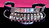 a beautiful vintage costume jewelry gold tone vintage bracelet