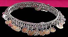 a beautiful vintage costume jewelry bracelet unsigned
