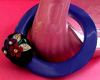 a beautiful vintage costume jewelry bracelet unsigned