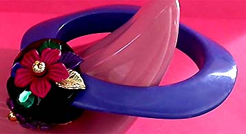 a beautiful vintage costume jewelry bracelet unsigned