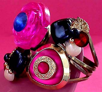 a beautiful vintage costume jewelry bracelet unsigned