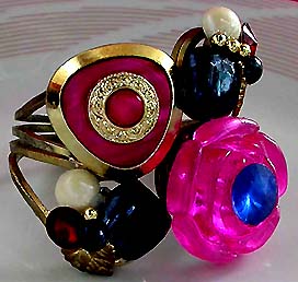 a beautiful vintage costume jewelry bracelet unsigned
