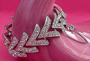 a beautiful vintage costume jewelry bracelet unsigned