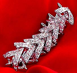 a beautiful vintage costume jewelry bracelet unsigned