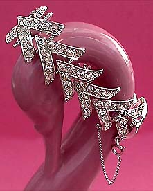 a beautiful vintage costume jewelry bracelet unsigned