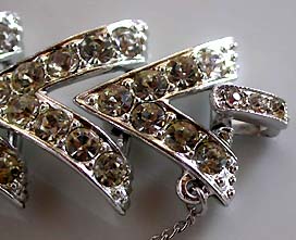 a beautiful vintage costume jewelry bracelet unsigned