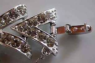 a beautiful vintage costume jewelry bracelet unsigned
