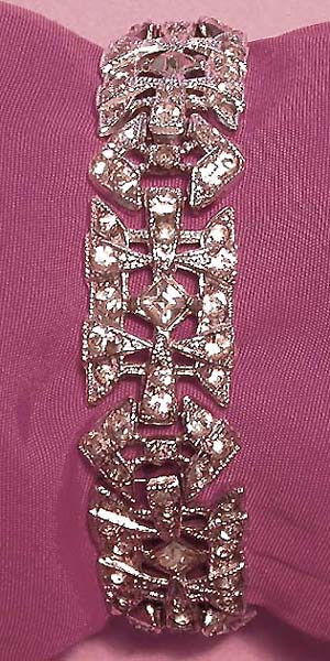 a beautiful vintage costume jewelry bracelet unsigned