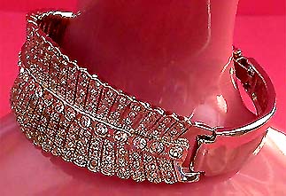 a beautiful vintage costume jewelry bracelet unsigned