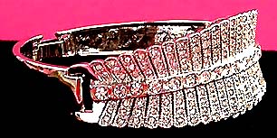 a beautiful vintage costume jewelry bracelet unsigned