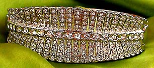 a beautiful vintage costume jewelry bracelet unsigned