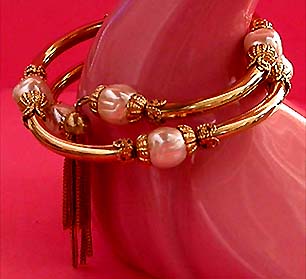 a beautiful vintage costume jewelry bracelet unsigned